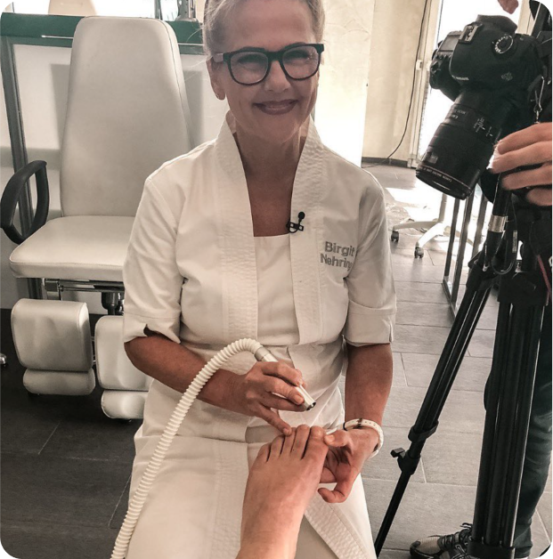 Fußpflegerin Birgit Nehring leitet die Fußpflegeschule feetcare school, bei der man die Fußpflege Ausbildung online oder als Fernstudium absolvieren kann
